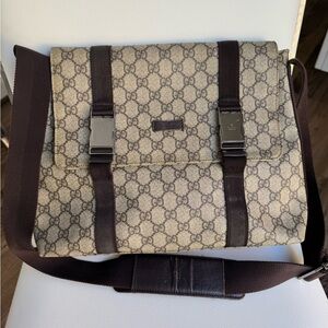 GUCCI GG Supreme Web Canvas Messenger Bag in Very Good Preloved Condition